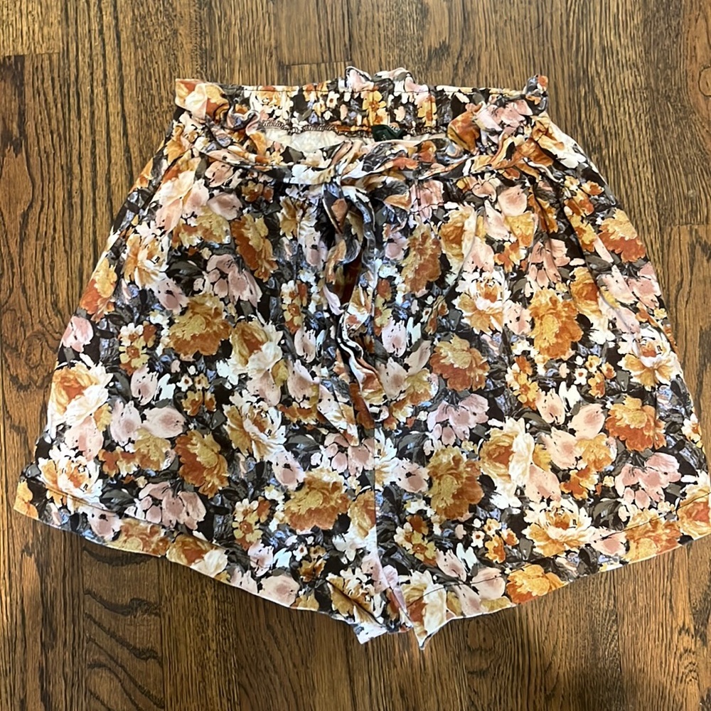 High-waisted floral shorts